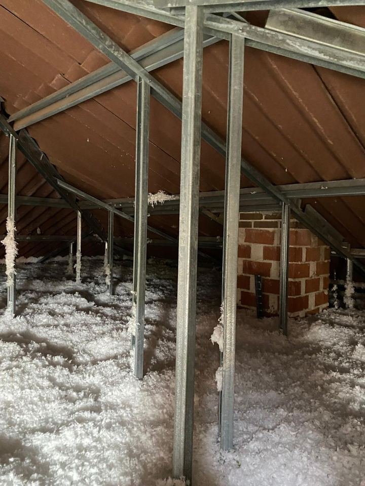 Buhardilla aislada con chimenea de ladrillo y estructura metálica