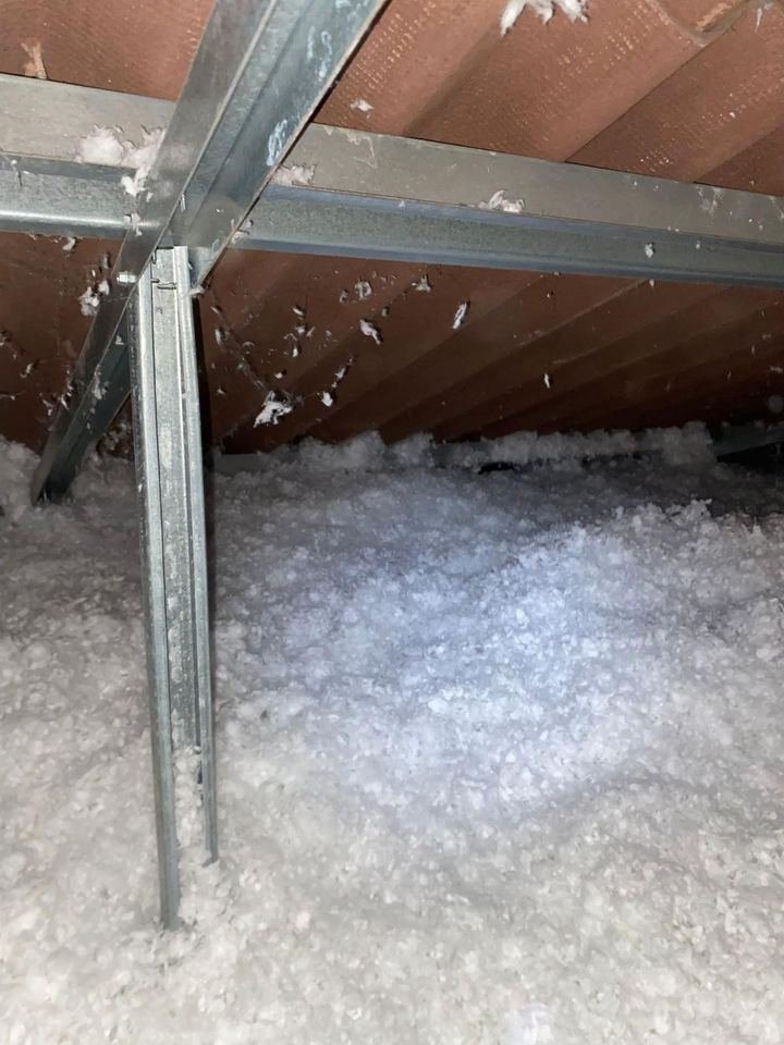 Aislamiento insuflado entre la perfilería metálica de una buhardilla